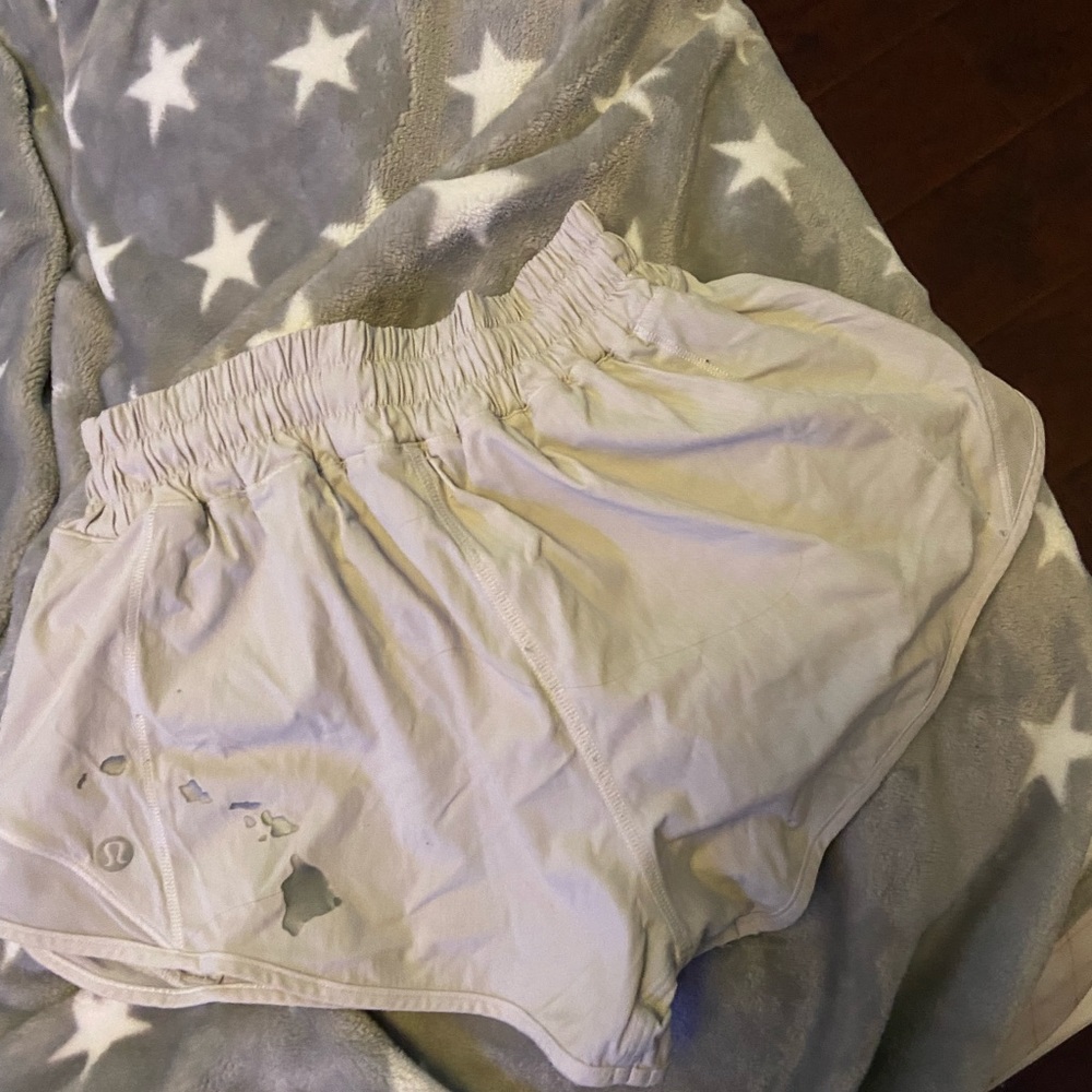 white hotty hot 2.5 inch shorts size 4 with hawaii logo from hawaii lululemon
